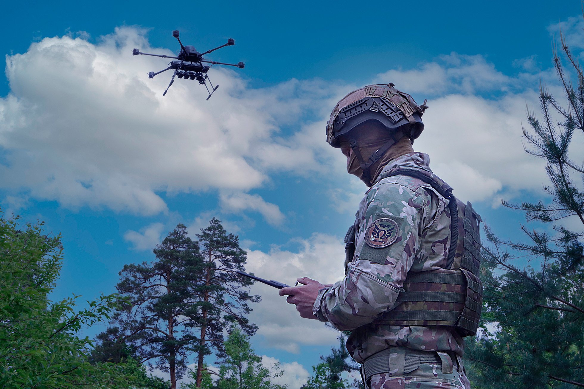 Operador de UAV do Centro de Forças Especiais «Omega» a pilotar um drone