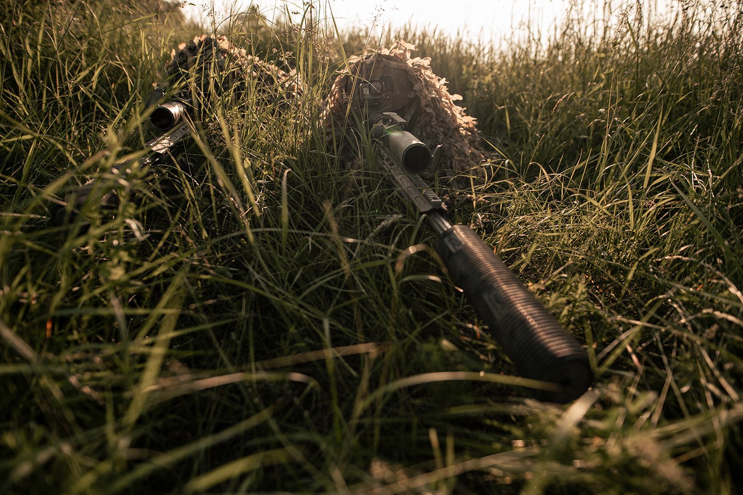 Atirador do Centro de Forças Especiais «Omega» em posição de tiro