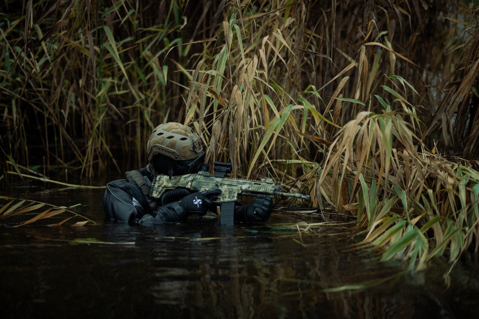 Operador do Centro de Forças Especiais «Omega» durante uma emboscada aquática